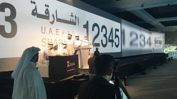 بيعت اللوحة رقم “1” بـ18 مليون درهم لرجل الأعمال الإماراتي عارف الزرعوني، الذي قال إنه ظفر بهذا الرقم المميز بعد منافسة كبيرة بيعت اللوحة رقم “1” بـ18 مليون درهم لرجل الأعمال الإماراتي عارف الزرعوني، الذي قال إنه ظفر بهذا الرقم المميز بعد منافسة كبيرة