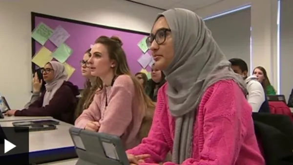 تعد الهنجليزية لغة رائجة في المناطق المدنية والحضرية في الهند، واللغة المفضلة لرجال الأعمال هناك