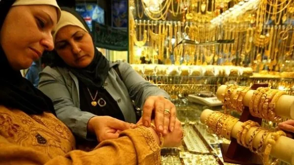 سيدتان أمام إحدى محال الصاغة