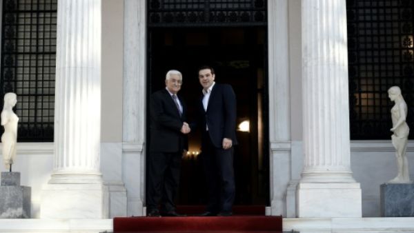 رئيس الوزراء اليوناني الكسيس تسيبراس (يمين) والرئيس الفلسطيني محمود عباس