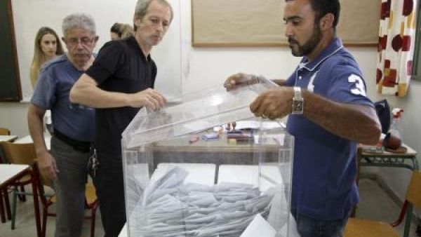 نتائج اولية تشير الى تقدم الرافضين في استفتاء اليونان