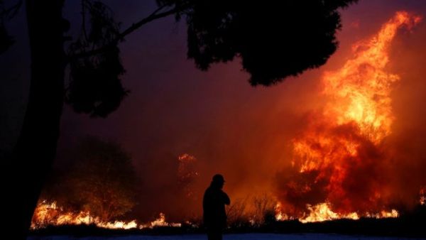 وتستخدم فرق الإنقاذ والطوارئ، القوارب والطائرات المروحية لإجلاء السكان والسياح عن شواطئ المتوسط.

