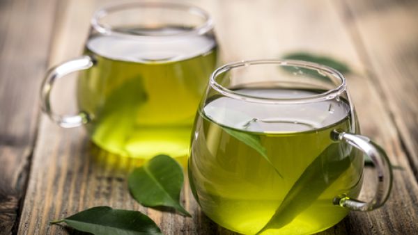 الشاي الأخضر يمكن أن يخفف إحتباس الماء ،فهو مدر للبول ويحتوي على الكافيين