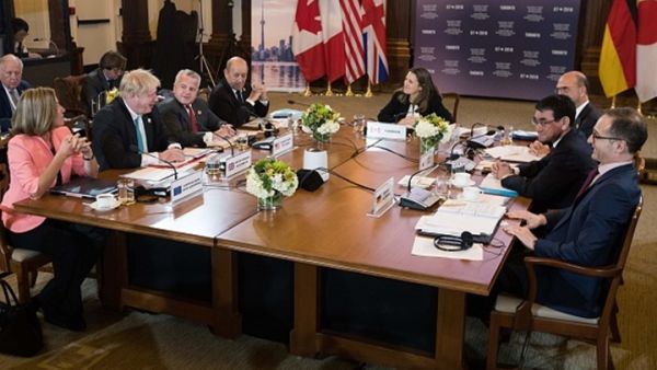 أمضى الوزراء، المجتمعون في تورنتو لمدة يومين، جزءا من اليوم الأول في بحث التوترات مع روسيا 