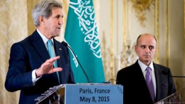 وزير الخارجية الأمريكي جون كيري (إلى اليسار) ونظيره السعودي عادل الجبير في باريس يوم 8 مايو ايار

