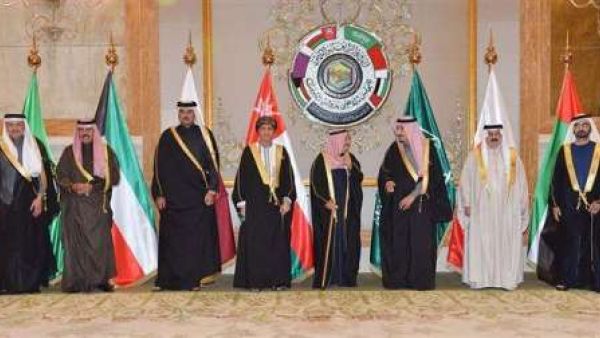 القمة دعت لعلاقة متوازنة مع ايران 