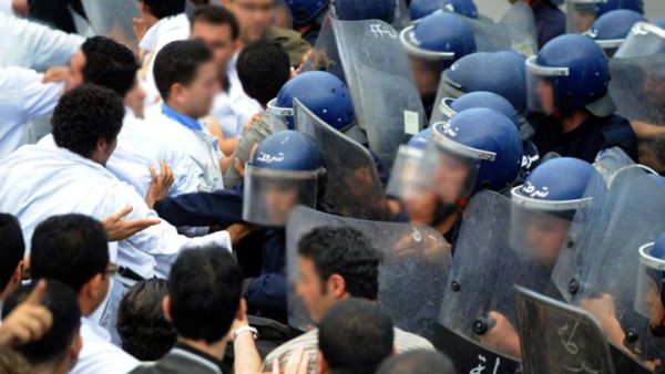 منذ أسبوع ينظم الأطباء العاملون بالمستشفيات الحكومية إضرابا عن العمل للمطالبة بتحسين ظروف عملهم 
