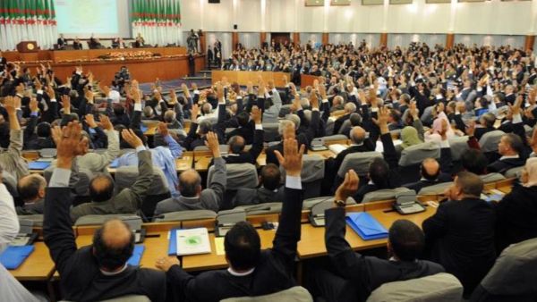 الحزب الحاكم بالجزائر يعلن فوزه بأغلبية مقاعد الغرفة الثانية للبرلمان

