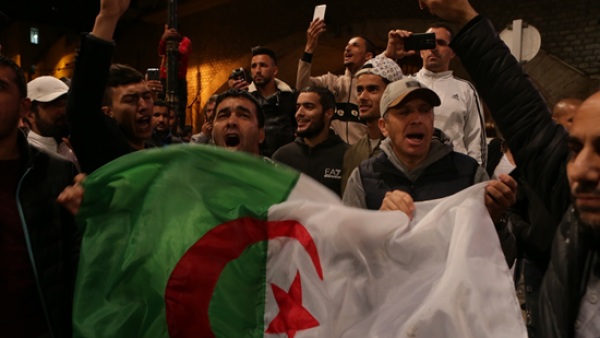 مشاهد احتفالية للجزائريين برحيل بوتفليقة