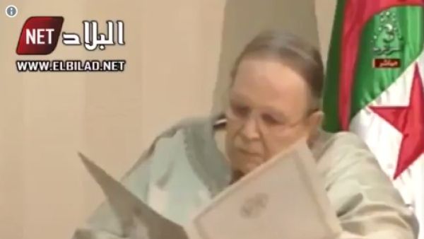 بدا بوتفليقة منهكا صحيا، يرتدي قميصا أبيض وجالسا على كرسي متحرك
