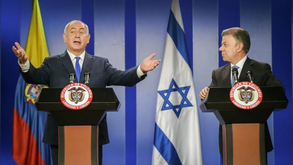 Prime Minister Benjamin Netanyahu, left, and former Colombian President Juan Manuel Santos at a ceremony to sign agreements at the Narino palace in Bogota, 2017. (AFP/Raul Arboleda)