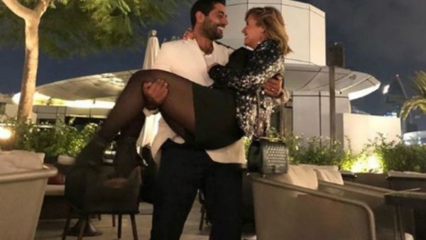 Ahmed Falawkas carried his wife in a classic newlywed style (Source: hanashiha - Instagram)