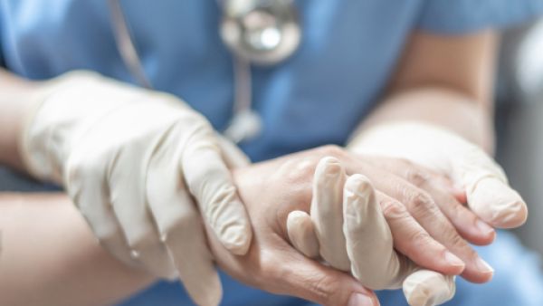 يجب ترطيب اليدين يومياً من خلال استخدام الكريمات نوعيتها جيدة
