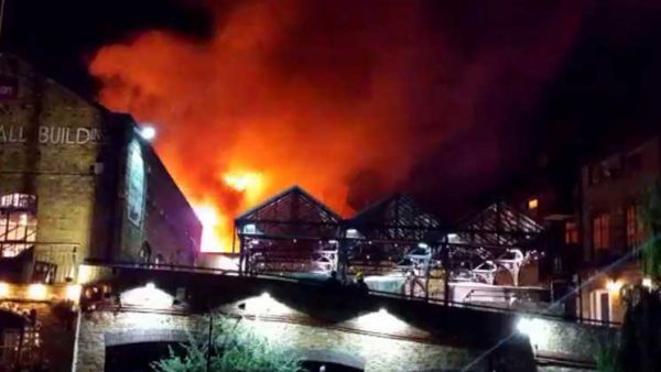 70 رجل إطفاء يكافحون حريقاً في سوق كامدن لوك الشهير في لندن