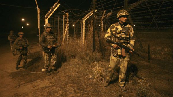 إصابة جنود هنود في تبادل لإطلاق نار عند الحدود مع باكستان