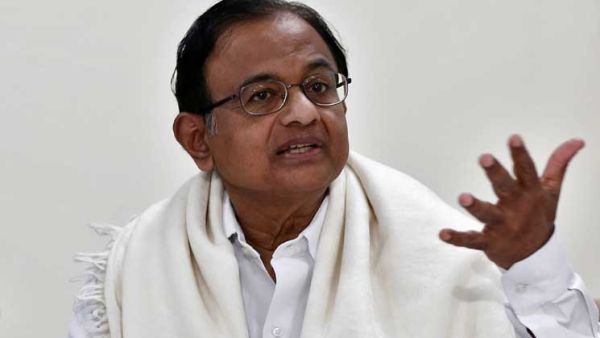 محققون يداهمون منازل وزير المالية الهندي السابق ونجله