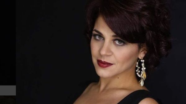 الفنانة منى هلا