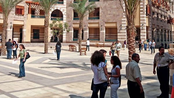 تعد الجامعة الأمريكية بالقاهرة أول جامعة في المنطقة تتعاون مع معهد ماساتشوستس للتكنولوجيا. تعد الجامعة الأمريكية بالقاهرة أول جامعة في المنطقة تتعاون مع معهد ماساتشوستس للتكنولوجيا.