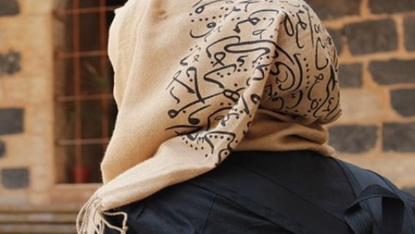 طالبة إسبانية مسلمة تكسب معركة "الحجاب"
