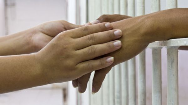 Soon, family members of Kuwaiti prisoners will be able to see their loved ones without bars blocking them! (Shutterstock)