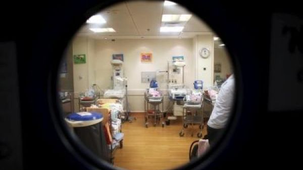 أسرة أطفال حديثي الولادة في مركز طبي بالقدس
