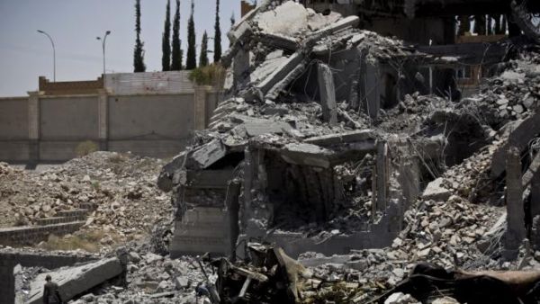 مسلح حوثي يجمع ذخائر في موقع لجماعة الحوثيين دمرته غارة للتحالف العربي في العاصمة اليمنية صنعاء
