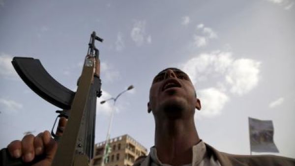 مقاتل حوثي بشارع في صنعاء 
