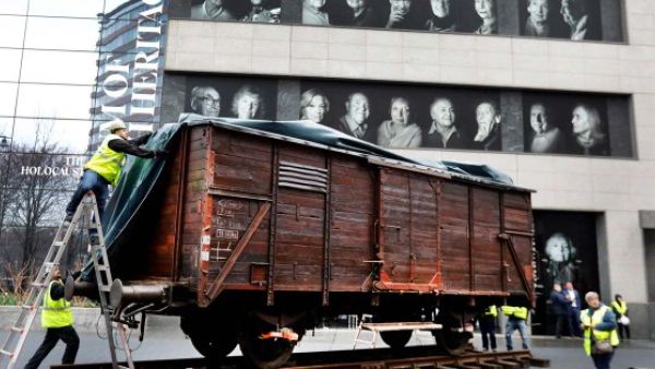  Holocaust onto tracks outside Manhattan’s Museum of Jewish Heritage  (Twitter)
