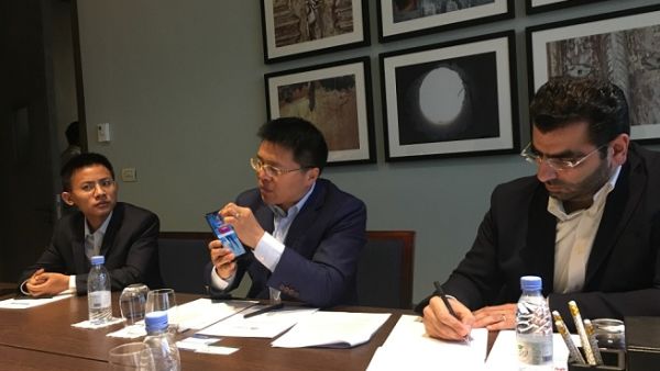 Mr. Qinsong Xu, Vice President, Global Product Marketing for Huawei Consumer Business Group (Center), during a press conference in Riyadh. (Photo: The Saudi Gazette)
