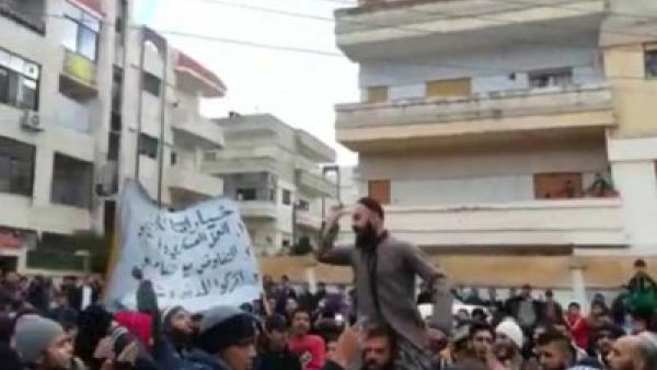 مظاهرة بحمص تطالب بإطلاق معتقل لدى حركة أحرار الشام
