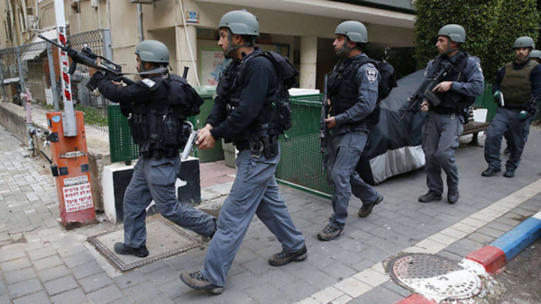 Israeli police search for a Palestinian attacker in Tel Aviv in January 2016. (AFP Photo) 
