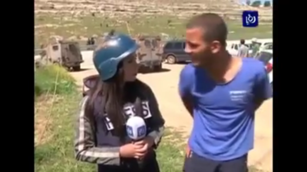 A Jewish settler confronts a Palestinian reporter from Ro'ya TV. (Image: Youtube/street.ma)