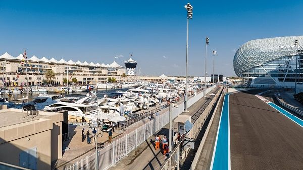 تستعد حلبة مرسى ياس في أبوظبي لاستضافة سباق جائزة الفورمولا 1 يوم 26 نوفمبر 