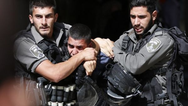 Israeli security forces arrest a Palestinian man during clashes between protesters and police after authorities limited access for Muslim worshipers to the flashpoint al-Aqsa mosque compound in the old city of Jerusalem on July 26, 2015. (AFP/Ahmad Gharabli)