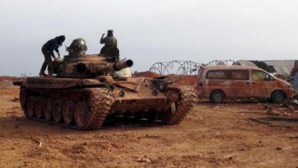 مقاتلون اسلاميون فوق دبابة غنموها من القوات الموالية للرئيس السوري بشار الاسد في شمال غرب البلاد
