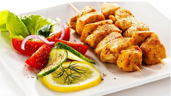 يقدم العرض مجموعة مختارة من أشهى أطباق الكاري والكباب الهندية.