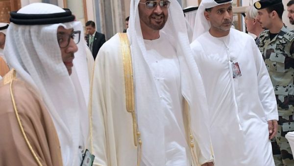 تعميم "غريب" في الإمارات حول لبس "البشت" وردود ساخرة
