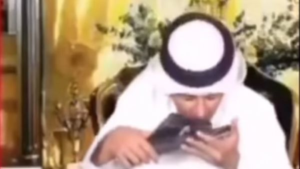 مذيع إماراتي يقبّل نعلا لمحمد بن زايد