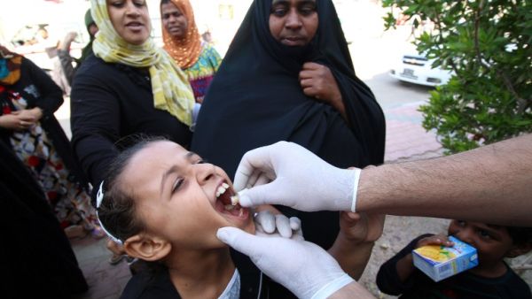 An internally displaced Iraqi girl receives a dose of cholera vaccine at a camp for internally displaced in southwest of the oil hub of Basra on November 1, 2015. (AFP/Haidar Mohammed)