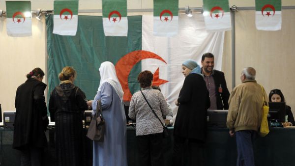 أعراف الجزائر تحجب صور المرشحات، والقانون يظهرها