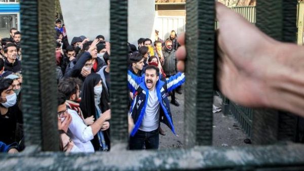 إيران: قائد الحرس الثوري يعلن "انتهاء العصيان"
