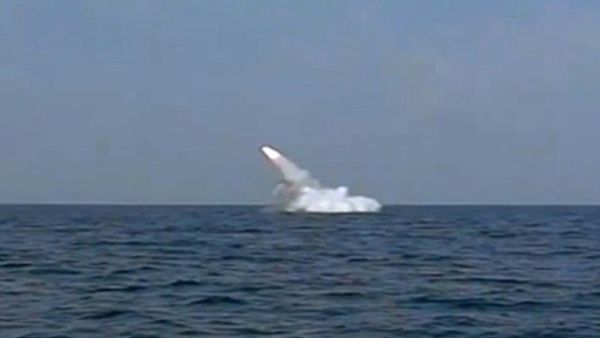 تنفذ القوات البحرية الإيرانية مناورات قرب مضيق هرمز