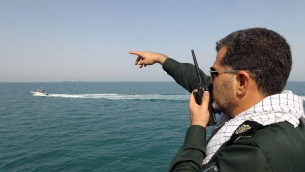 إيران تحتجز زورقين إماراتيين على متنهما 9 أشخاص
