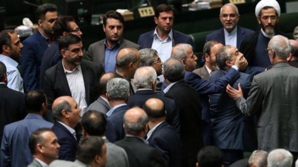 شاهد.. فوضى غير مسبوقة وتبادل لكمات بالبرلمان الإيراني
