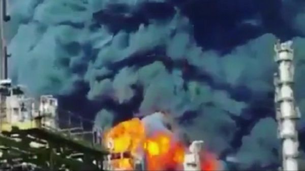 انتشر على مواقع "تويتر" للتواصل الاجتماعي شريط فيديو قيل إنه لحظة اندلاع الحريق