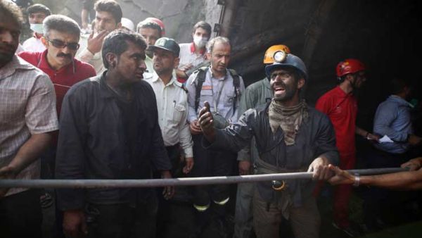 500 عامل يعملون في المنجم وأن الانفجار وقع أثناء تغيير مناوبة العمل