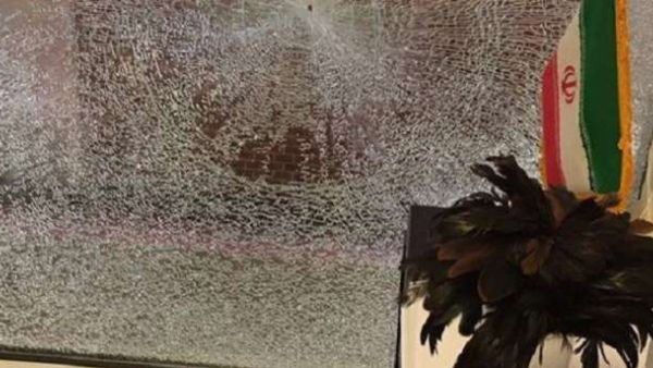  المكتب تعرض صباحا لهجوم بالبنادق، مما أدى إلى تهشم زجاج النوافذ.