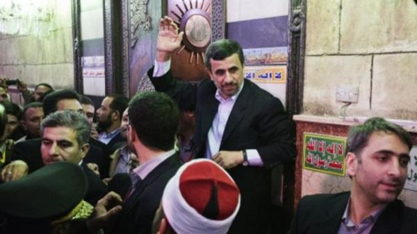 الرئيس الايراني خارجا من مسجد الحسين في القاهرة/أ.ف.ب