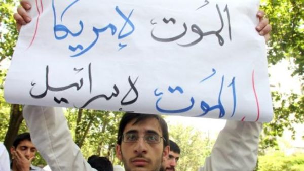 طالب ايراني خلال تظاهرة تنديد بالقصف الاسرائيلي على سوريا في طهران/أ.ف.ب