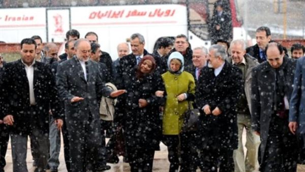 رئيس وكالة الطاقة وزير الخارجية الايراني علي اكبر صالحي يطلع وفد وكالة الطاقة علة منشأة نووية/أ.ف.ب